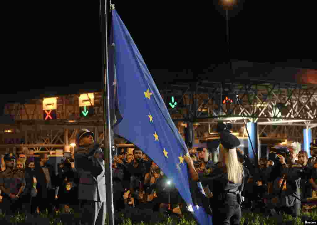 Podizanje zastave EU na graničnom prelazu Bregana