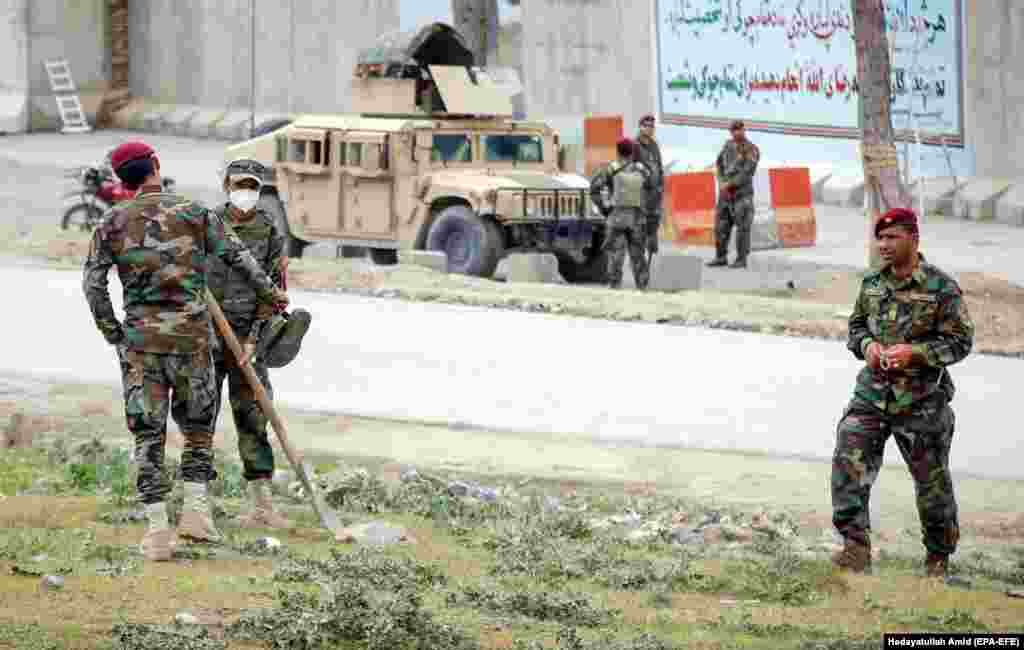 АВГАНИСТАН - Четворица цивили, меѓу кои и едно дете, биле повредени во четири последователни експлозии на мини денеска во северниот дел на главниот град на Авганистан, Кабул, соопшти портпаролот на градската полиција.