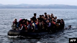 Снимок лодки с беженцами, сделанный в сентябре этого года у греческого острова Лесбос 