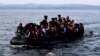 Архивска фотографија: Чамец со мигранти пристигнува на грчкито остров Лезбос во 2015