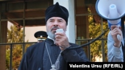 Episcopul Marchel, la un protest împotriva legii nediscriminării, în faţa Parlamentului