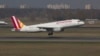 "Germanwings" aviaşirkətinə məxsus "Airbus A320" təyyarəsi Berlin hava limanında havaya qalxır.