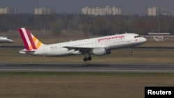 "Germanwings" aviaşirkətinə məxsus "Airbus A320" təyyarəsi Berlin hava limanında havaya qalxır.
