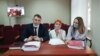 Вдова пилота Анастасия Ахметова (в центре) с адвокатами на заседании в суде Омской области