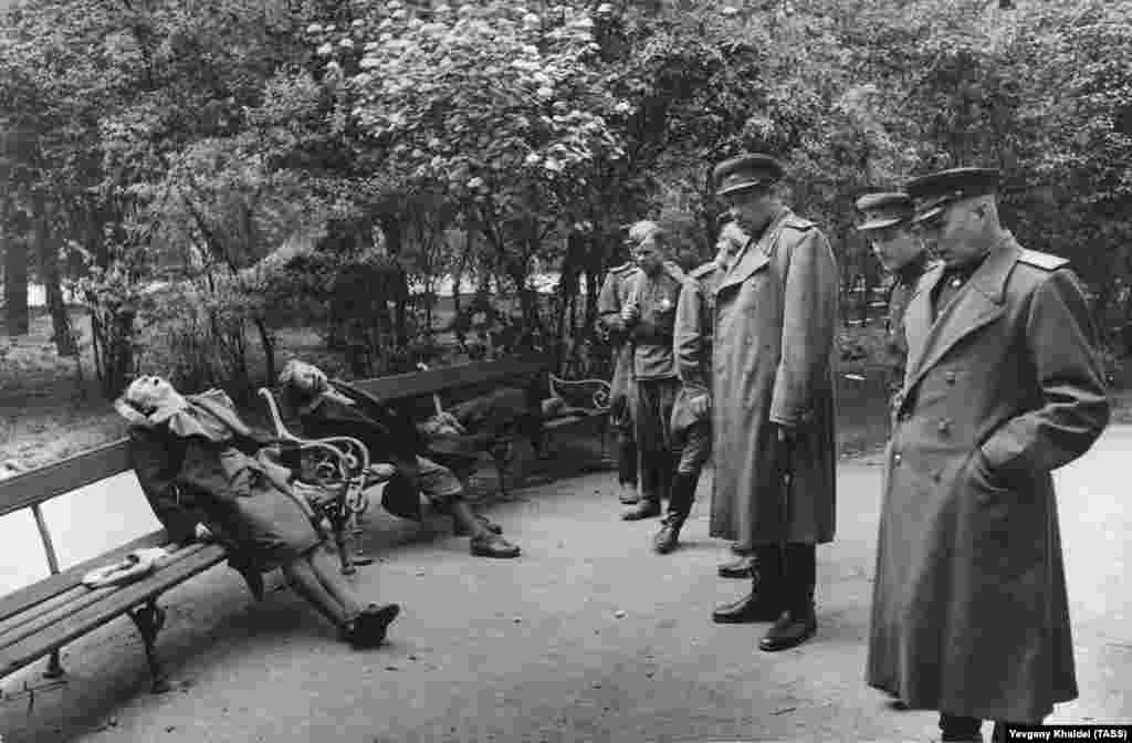 Soldați sovietici inspectează o sinucidere în grup la Viena în 1945. Armata Roșie a ocupat în primăvara acelui an orașul care era distrus masiv. (foto de Evgheni Haldei/TASS)