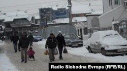 Жители на ромската наслеба Шутка во Скопје.