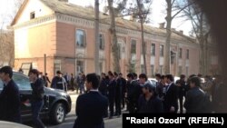 Митингующие перед зданием посольства Турции в Душанбе