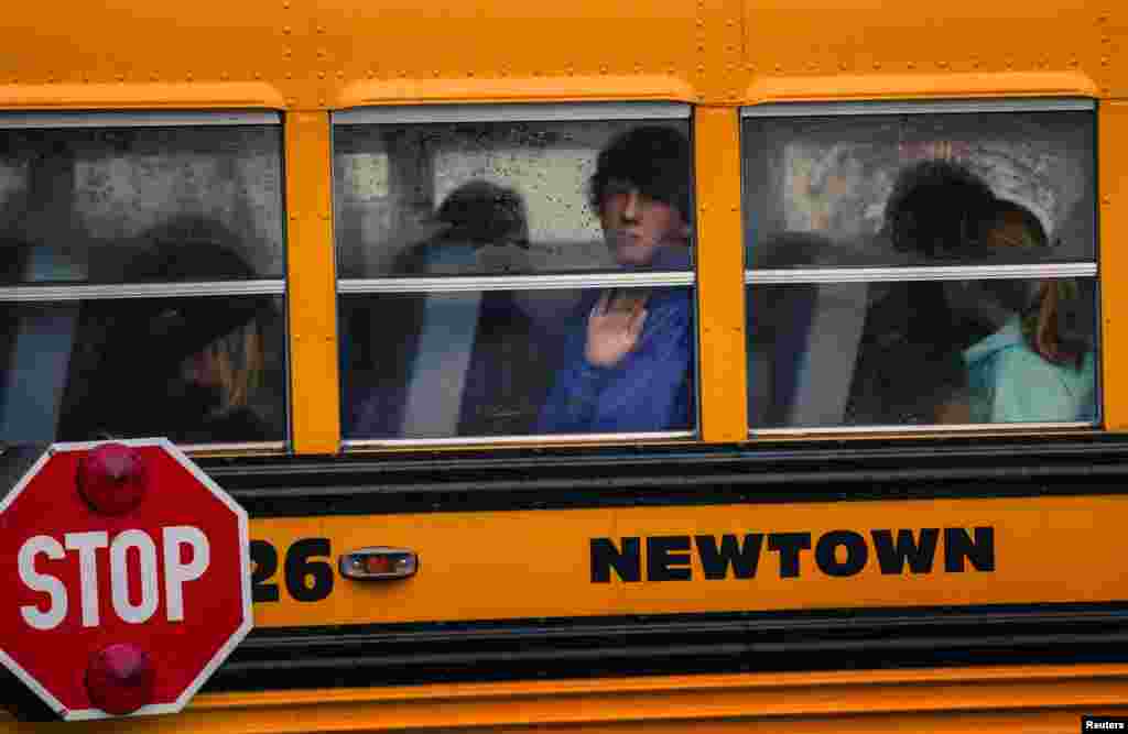 SAD - Nakon stravičnog masakra u Newtownu, djeca su ponovo školskim autobusom krenula u školu, Newtown, 18. decembar 2012. 