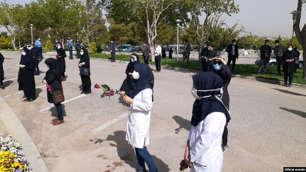 تشییع جنازه سعید حقیقی، از پزشکان جان‌باخته بر اثر کرونا در اصفهان 