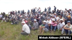 Акции протеста жителей села Кок-Сай Таласской области Кыргызстана, перекрывших поступление воды в канал, ведущий в Казахстан. 8 июля 2013 года.