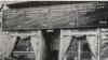 Шыльда над унівэрсальнай крамай у Менску, фота з эмігранцкай прэсы