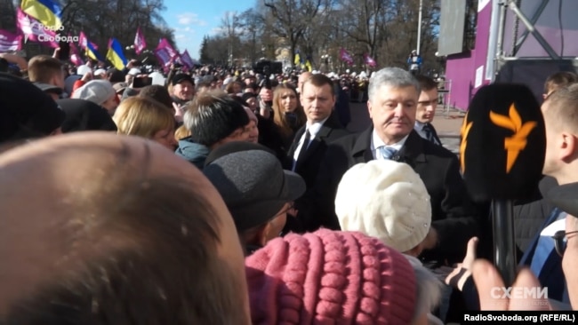 “Схеми” спеціально поїхали в Чернігів, де Порошенко перебував із робочою поїздкою, щоб поставити йому питання