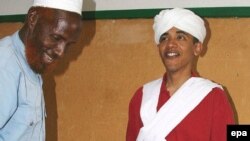 Барак Обама (справа) в национальной сомалийской одежде
