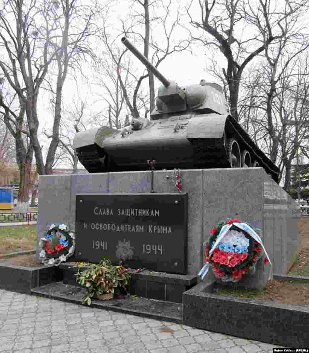 Memorialul de război sovietic de la Simferopol, în fața Parlamentului Crimeei.