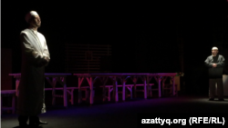 Постановка спектакля "Жаннат" на сцене Казахского драматического театра в Уральске. 31 мая 2015 года. 