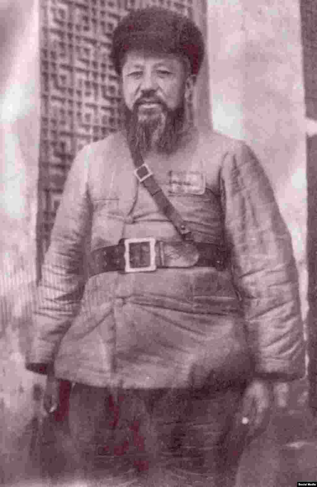 Кумулдагы көтөрүлүштүн жетекчилеринин бири &ndash; мурдагы вазир, теги уйгур Йулбарс хан (1889&mdash;1971) болгон.