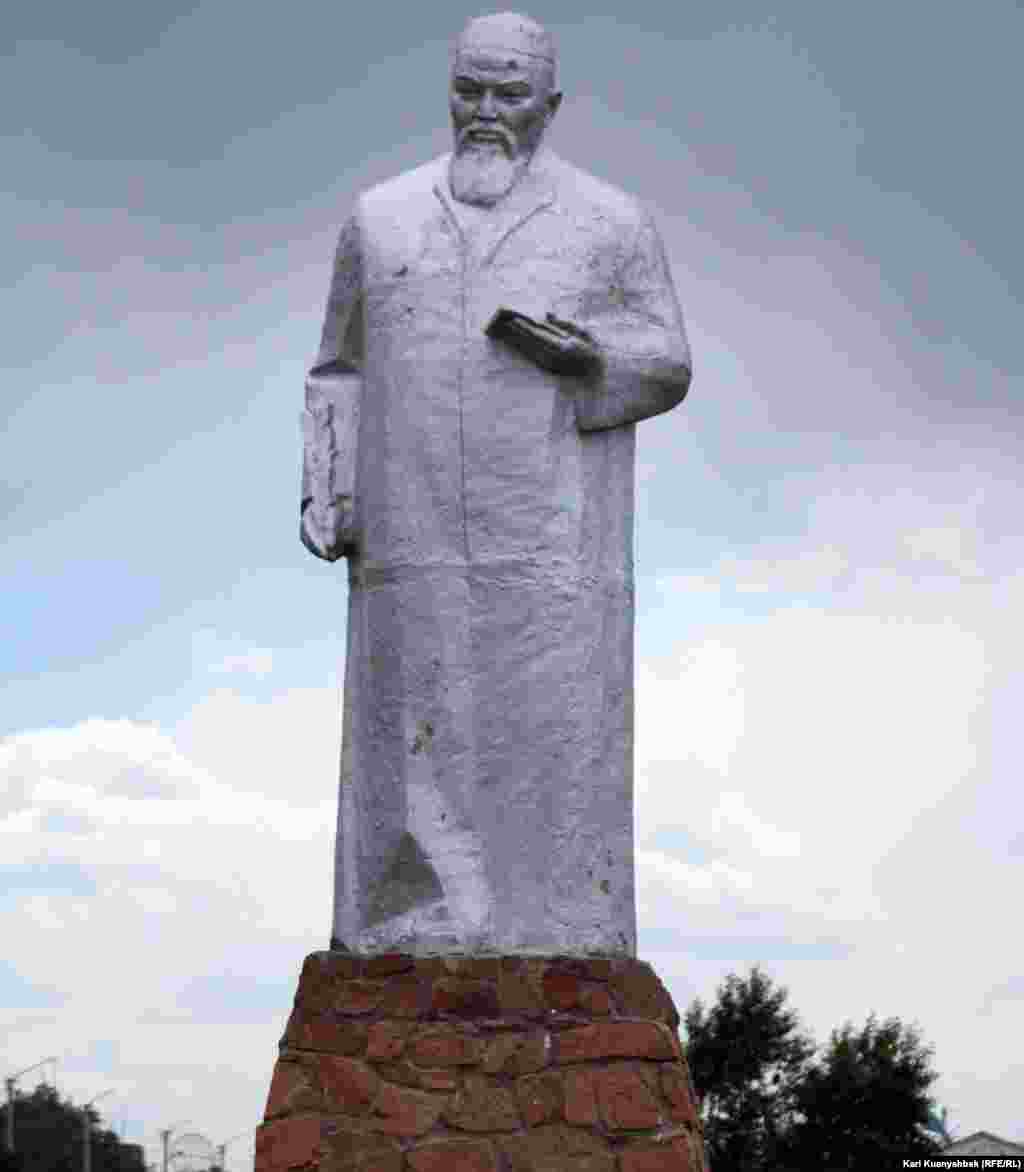 Памятник Абаю в селе Караул. Абайский район Восточно-Казахстанской области, 5 июня 2011 года.
