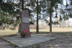 Памятный камень на месте лагеря военнопленных