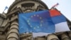 Srbija je država kandidat koja namanje usklađuje svoju spoljnu politiku sa politikama EU. Međutim u slučaju Belorusije, država je svaki put dala saglasnost da podržava stavove EU (Foto: Zastave EU i Srbije vijore na zgradi Vlade Srbije 2012.)
