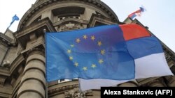 Zastave EU i Srbije ispred zgrade Vlade Srbije u Beogradu