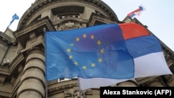 Zastave EU i Srbije na zgradi Vlade Srbije