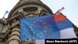 Знамето на Србија и ЕУ на зградата на Владата на Србија во Белград