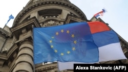 Флаг Евросоюза перед зданием правительства Сербии в Белграде