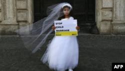 تصویر آرشیف: دخترک شعار « ازدواج اطفال » 