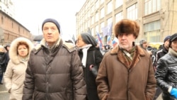 Сергей Петров (слева) на траурном шествии памяти Бориса Немцова в Москве