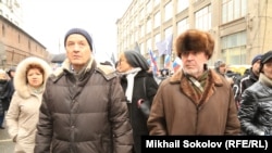 Сергей Петров (слева) на траурном шествии памяти Бориса Немцова в Москве