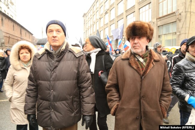 Сергей Петров (слева) в бытность депутатом Госдумы на траурном шествии памяти Бориса Немцова