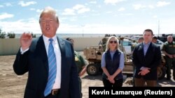 Президент Трамп во время визита в пограничный с Мексикой район 6 апреля 2019 г.