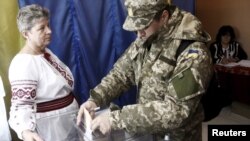 Un militar votează în Lvov.