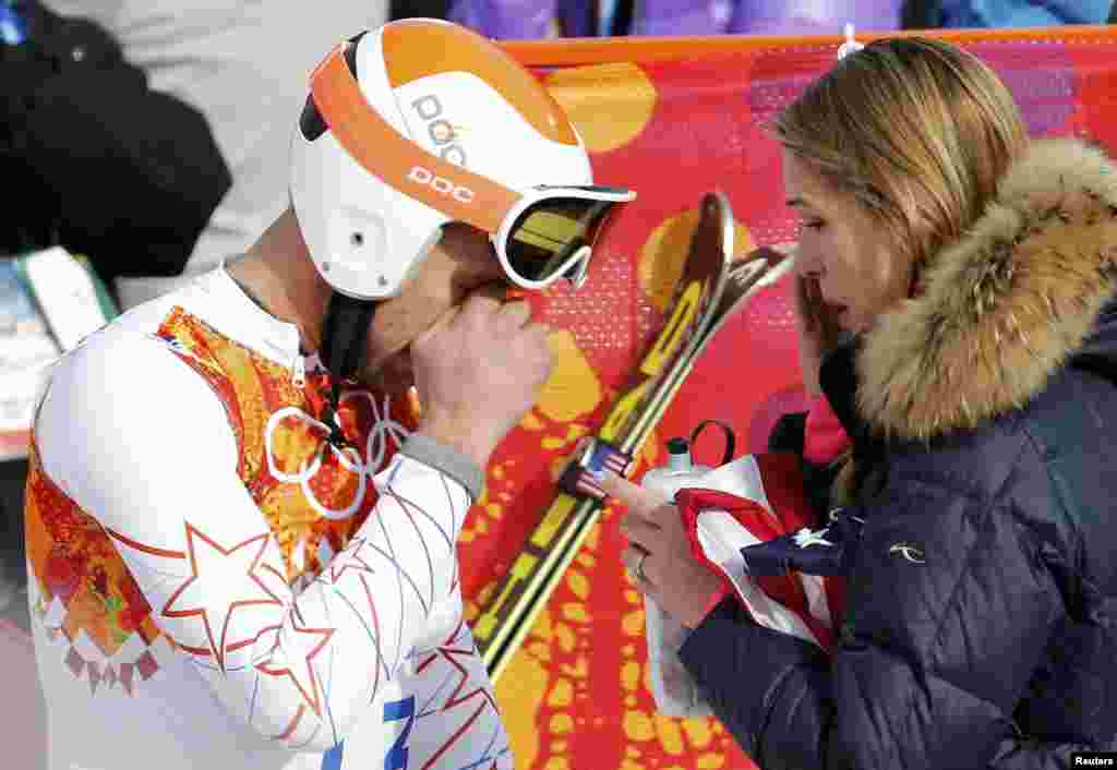 U.S. skier Bode Miller (left) and his wife Morgan Beck cry in the mixed zone after finishing in the men&#39;s alpine skiing Super-G competition. (Reuters/Leonhard Foeger)