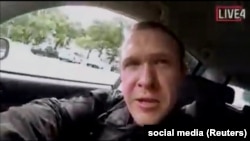 Кадр из предположительной трансляции нападения на мечети в Новой Зеландии c лицом нападавшего.