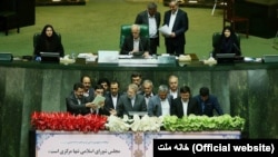 لاریجانی، رئیس موقت مجلس دهم در میان گروهی دیگر از نمایندگان مجلس
