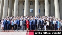 Фотография, сделанная у здания правительства после церемонии передачи полномочий премьер-министра. 17 июня 2020 года.