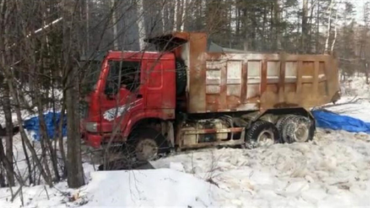 Хабаровск: водителю пришлось неделю жить в грузовике, ожидая спасателей