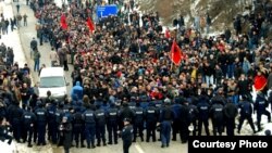 На 5 километри од граничниот премин Мердаре, во близина на Подујево, полицијата направи кордон и ги запре демонстрантите.