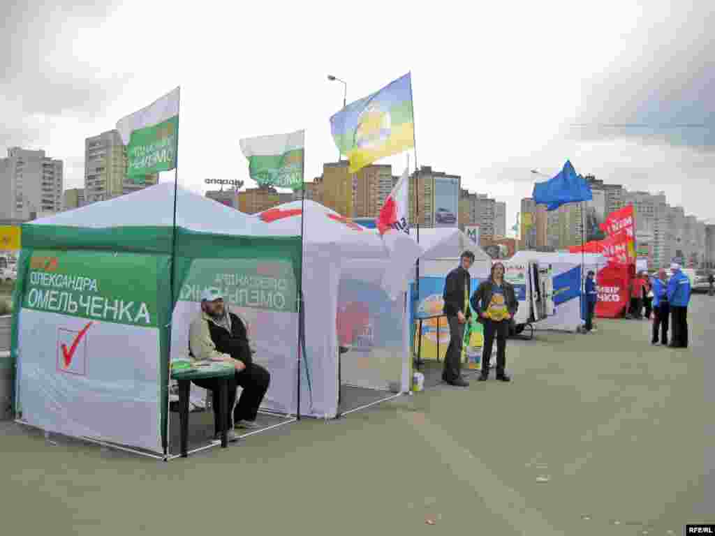 Ukraine – Kyiv mayor pre-election company, Kyiv, May 2008 - Загалом буде виготовлено по 2,158,308 бюлетенів для виборів мера столиці та депутатів Київради. Така кількість бюлетенів відповідає кількості київських виборців і додатково 2% резерву. Виготовлення бюлетенів коштувало 2,245 млн. грн. На їхнє виготовлення витрачено близько 70 т паперу. 37 політичних партій та блоків претендують на місця в Київраді. Довжина бюлетеня з виборів депутатів Київради – 81 см.