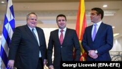 Ministri i Jashtëm grek Nikos Kotzias, kryeministri i Maqedonisë, Zoran Zaev dhe ministri i Jashtëm i Maqedonisë, NIkolla Dimitrov 