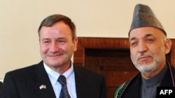 Afghan President Hamid Karzai (right) with U.S. Ambassador Karl Eikenberry in Kabul in May 2009