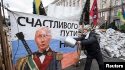 Vladimir Putin văzut din Piața Independenței de la Kiev în cursul demonstrațiilor din ianuarie 2014