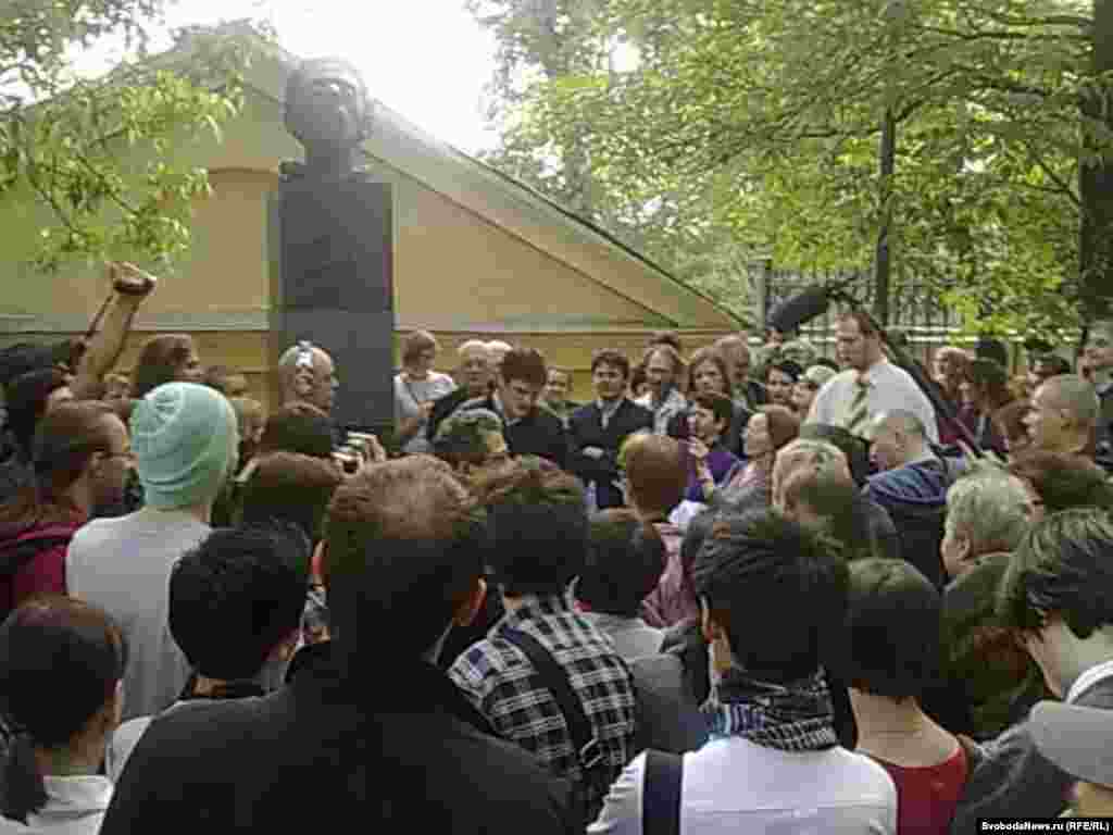 Поэты из разных городов России собрались около памятника Мандельштаму