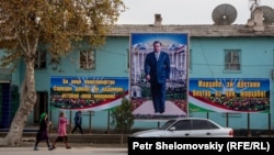 Портрет президента Таджикистана Эмомали Рахмона на здании в селе Фархор Хатлонской области. 