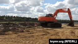 Добыча токсичного песка на Нижне-Чурбашском хвостохранилище в Керчи