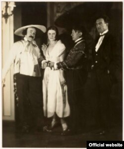 Man Ray, Ricardo Vinès, Olga cu Pablo Picasso și Manuel Angeles Ortiz la Balul contelui de Beaumont, Hôtel de Masseran, Paris, 1924