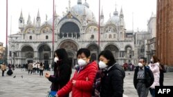 Turiști la Veneția, oraș pus în carantină duminică de autoritățile italiene.