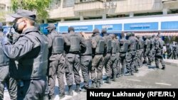 Сотрудники полиции, перекрывшие улицу. Алматы, 6 июня 2020 года.
