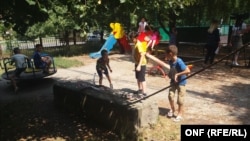 На детской площадке во Владикавказе (архивное фото)